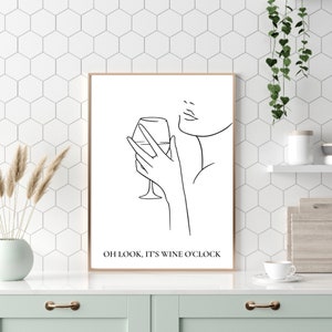 Könnte beinhalten: Schwarz-weiß-Linienkunst-Druck einer Person, die ein Glas Wein hält. Der Text "Oh look, it's wine o'clock" ist unter dem Bild gedruckt.