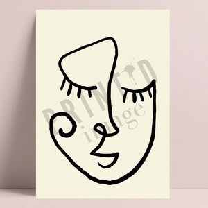 Pu&ograve; includere: Un disegno in bianco e nero di un viso con gli occhi chiusi e un sorriso. Il viso &egrave; disegnato in uno stile minimalista.