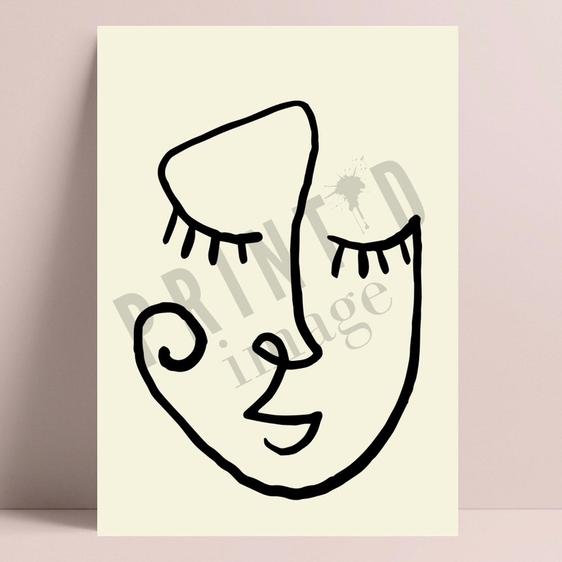 Pu&ograve; includere: Un disegno in bianco e nero di un viso con gli occhi chiusi e un sorriso. Il viso &egrave; disegnato in uno stile minimalista.
