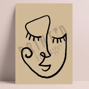 Pu&ograve; includere: Un disegno in bianco e nero di un viso con gli occhi chiusi e un sorriso. Il disegno &egrave; su uno sfondo beige.