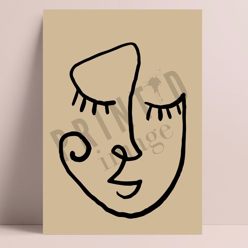 Pu&ograve; includere: Un disegno in bianco e nero di un viso con gli occhi chiusi e un sorriso. Il disegno &egrave; su uno sfondo beige.