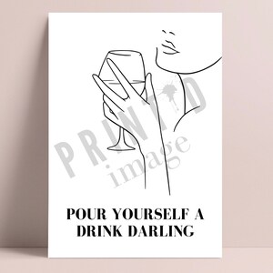Pu&ograve; includere: Disegno a linea di una persona che tiene un bicchiere di vino con il testo "Pour yourself a drink darling" sotto.