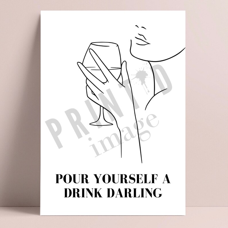Pu&ograve; includere: Disegno a linea di una persona che tiene un bicchiere di vino con il testo "Pour yourself a drink darling" sotto.
