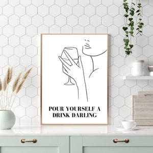 Pu&ograve; includere: Stampa di arte di linea in bianco e nero di una persona che tiene un bicchiere di vino. Il testo "POUR YOURSELF A DRINK DARLING" &egrave; sotto l'immagine.