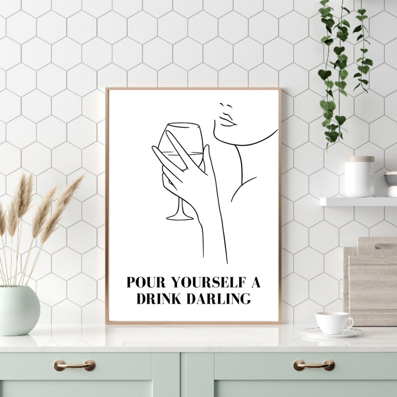 Pu&ograve; includere: Stampa di arte di linea in bianco e nero di una persona che tiene un bicchiere di vino. Il testo "POUR YOURSELF A DRINK DARLING" &egrave; sotto l'immagine.