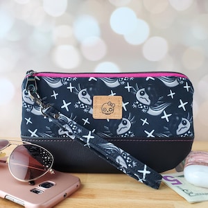 Cartera para teléfono de muñeca con diseño de ajolote emo