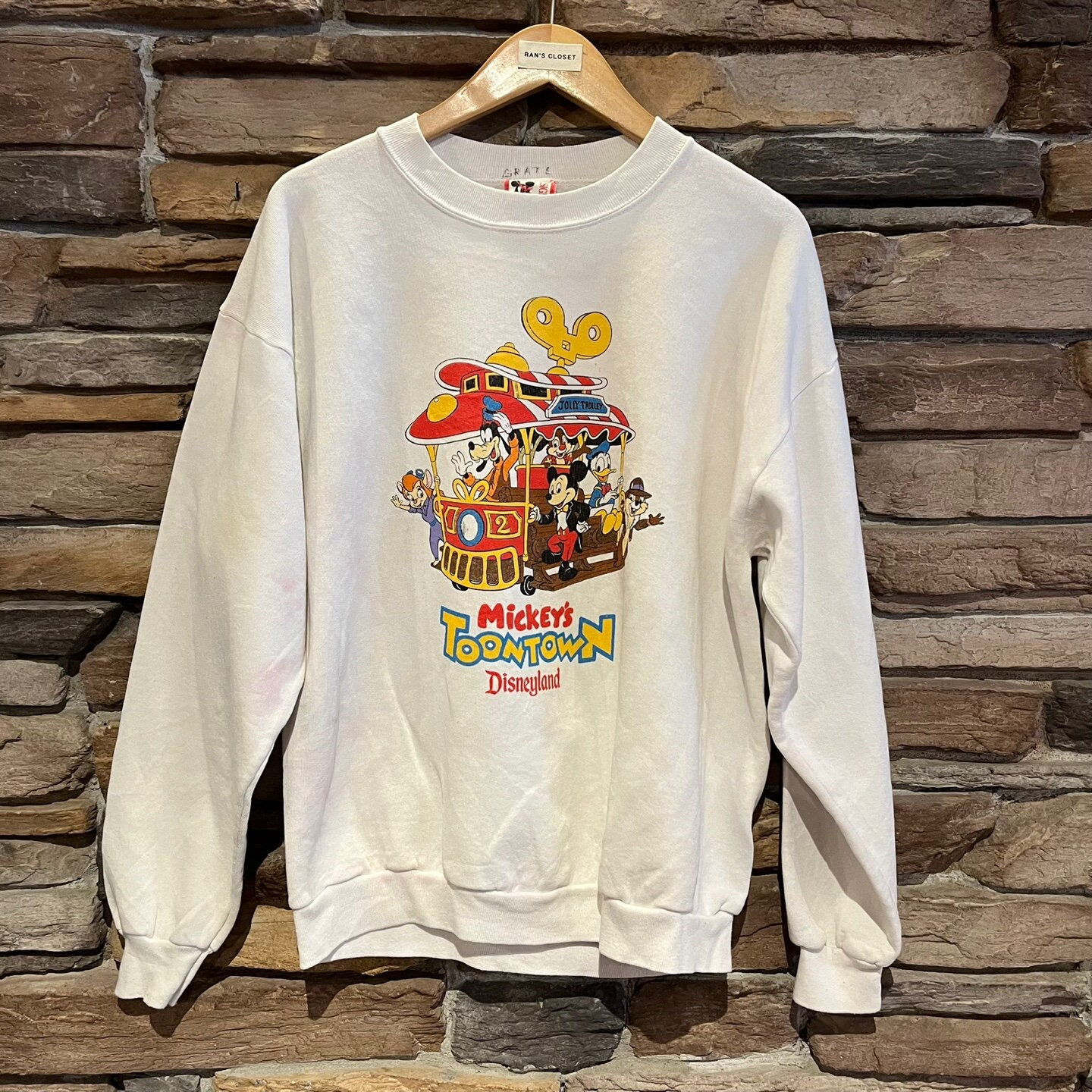 USA製 90s ディズニー Disney スウェット TOONTOWN Vintage White Disney Mickey's Toon Town Sweatshirt | Vintage