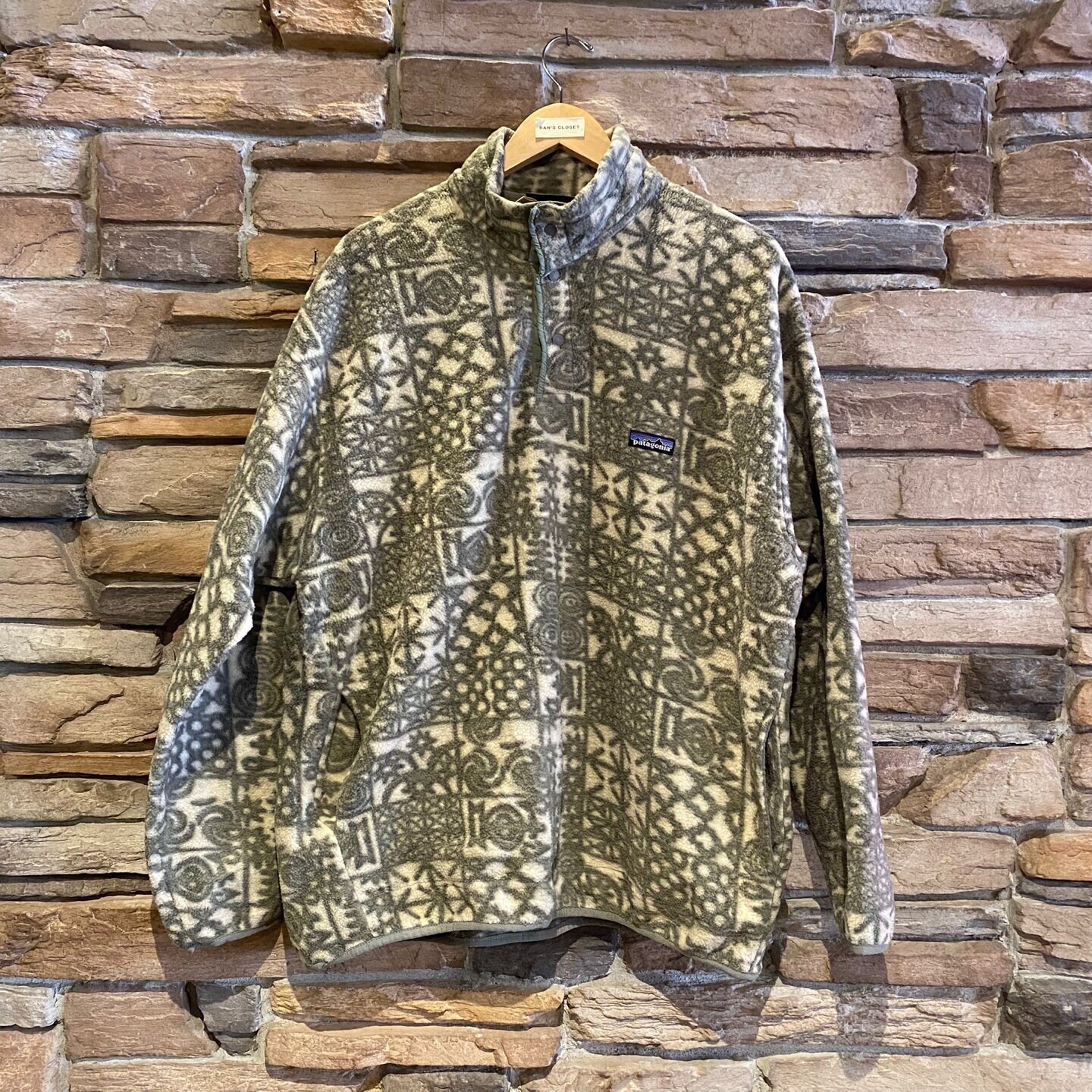 Vintage Patagonia Grey and White Geometric Pattern Snap-t Vintage Patagonia Grey and White Geometric Pattern Snap-t