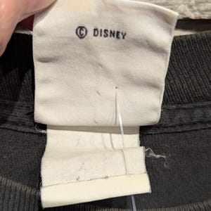 May include: A handmade wooden sign with the text "Welcome" in a playful font. The sign has a distressed white background and a dark brown frame, ideal for a front door or entryway. The sign measures approximately 30 cm wide and 15 cm tall.