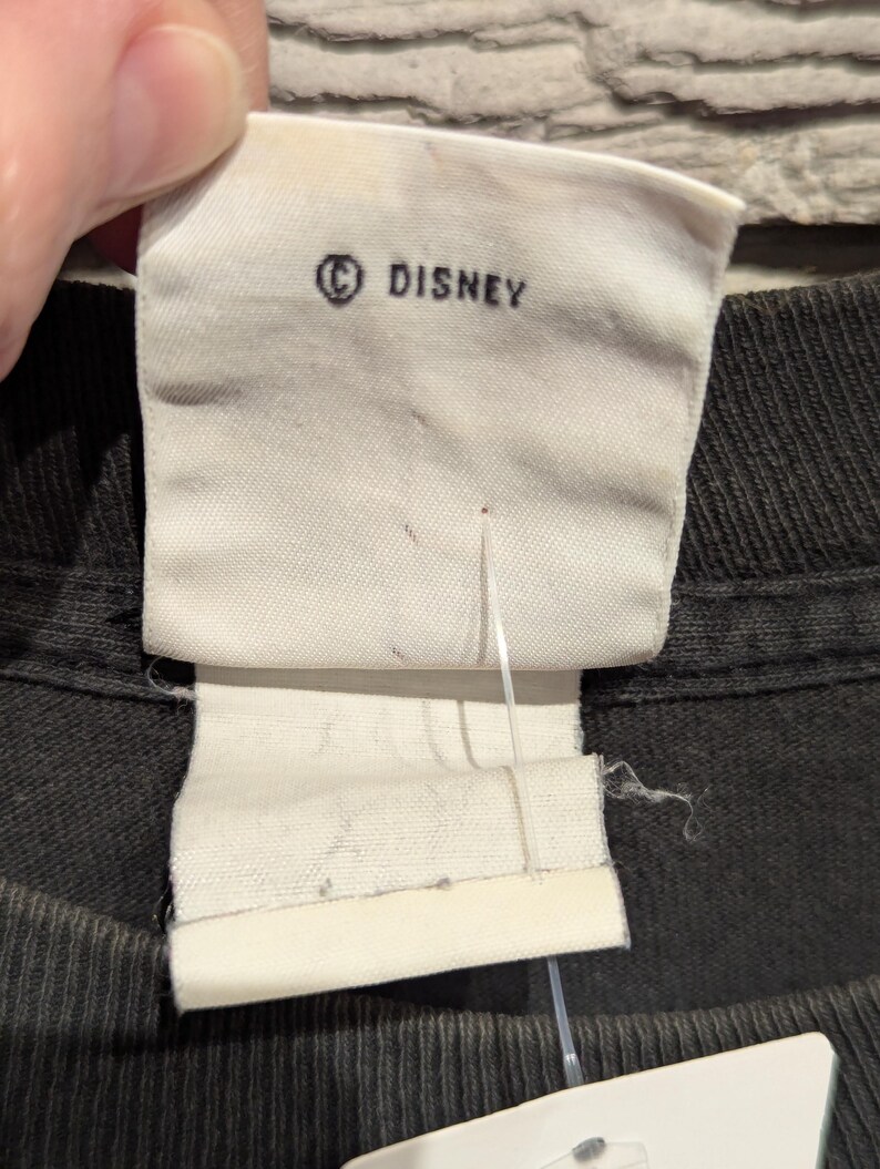 May include: A handmade wooden sign with the text "Welcome" in a playful font. The sign has a distressed white background and a dark brown frame, ideal for a front door or entryway. The sign measures approximately 30 cm wide and 15 cm tall.