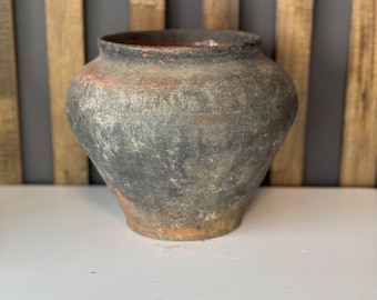 Pot en argile antique, récipient en argile antique, bol en céramique rustique, pichet en poterie, faïence rustique primitive, pot noir de wabi sabi, vase en céramique n°448