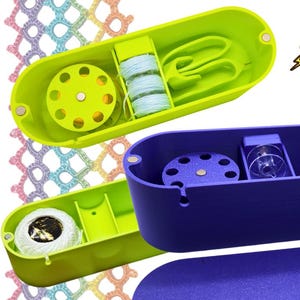 Puede incluir: Dos organizadores de hilo magnéticos, uno verde y otro azul, con compartimentos para carretes, bobinas de hilo y agujas. Los organizadores están abiertos y muestran los compartimentos en el interior.