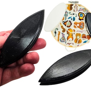 Puede incluir: Dos bobinas de hilo de madera negra para bordar o coser. Las bobinas tienen forma de óvalo largo y tienen una ranura en el centro.