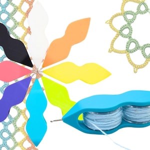 Puede incluir: Imagen de herramientas y suministros para frivolité. Muestra una lanzadera azul con hilo, muestras de color en forma de pétalo y ejemplos de encaje de frivolité terminado en diseños de arcoíris y flores.