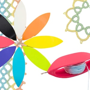 Puede incluir: Una colección de suministros de artesanía coloridos, que incluyen una herramienta en forma de flor multicolor con ocho pétalos, un devanador de hilo rosa y un delicado tapete de encaje. La imagen está sobre un fondo blanco. Los pétalos son de varios colores.