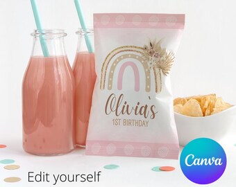 Può includere: Un sacchetto di patatine rosa e bianco con un design arcobaleno e la scritta "Olivia's 1st Birthday". Due bottiglie di vetro con liquido rosa e cannucce blu sono a sinistra. Una ciotola di patatine è a destra. Il testo "Edit yourself" è in basso.