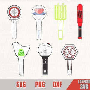 Pu&ograve; includere: Set di 7 file di taglio SVG per bastoni luminosi K-pop. I bastoni luminosi sono di vari colori e design, tra cui un bastone luminoso rosso e nero con le lettere "BTS" su di esso, un bastone luminoso bianco con un cerchio verde e il numero "7" all'interno, e un bastone luminoso bianco con un esagono rosa e le lettere "EXO" all'interno.
