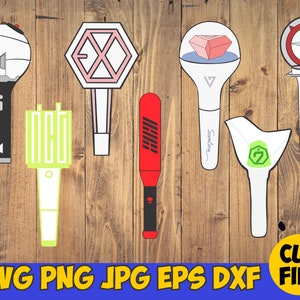 Pu&ograve; includere: Un set di 7 diversi design di bastoncini luminosi per i fan del K-pop. I bastoncini luminosi sono bianchi, neri, rossi, verdi e rosa con vari loghi e design. I bastoncini luminosi sono su uno sfondo di legno.