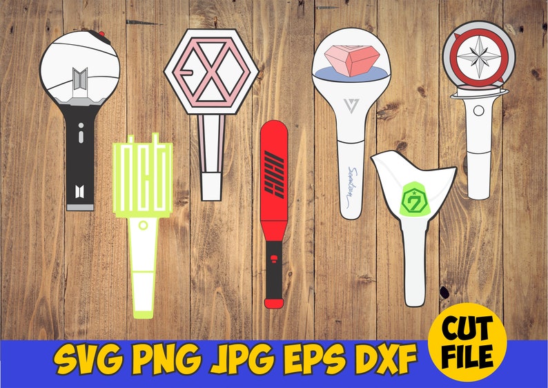 Pu&ograve; includere: Un set di 7 diversi design di bastoncini luminosi per i fan del K-pop. I bastoncini luminosi sono bianchi, neri, rossi, verdi e rosa con vari loghi e design. I bastoncini luminosi sono su uno sfondo di legno.