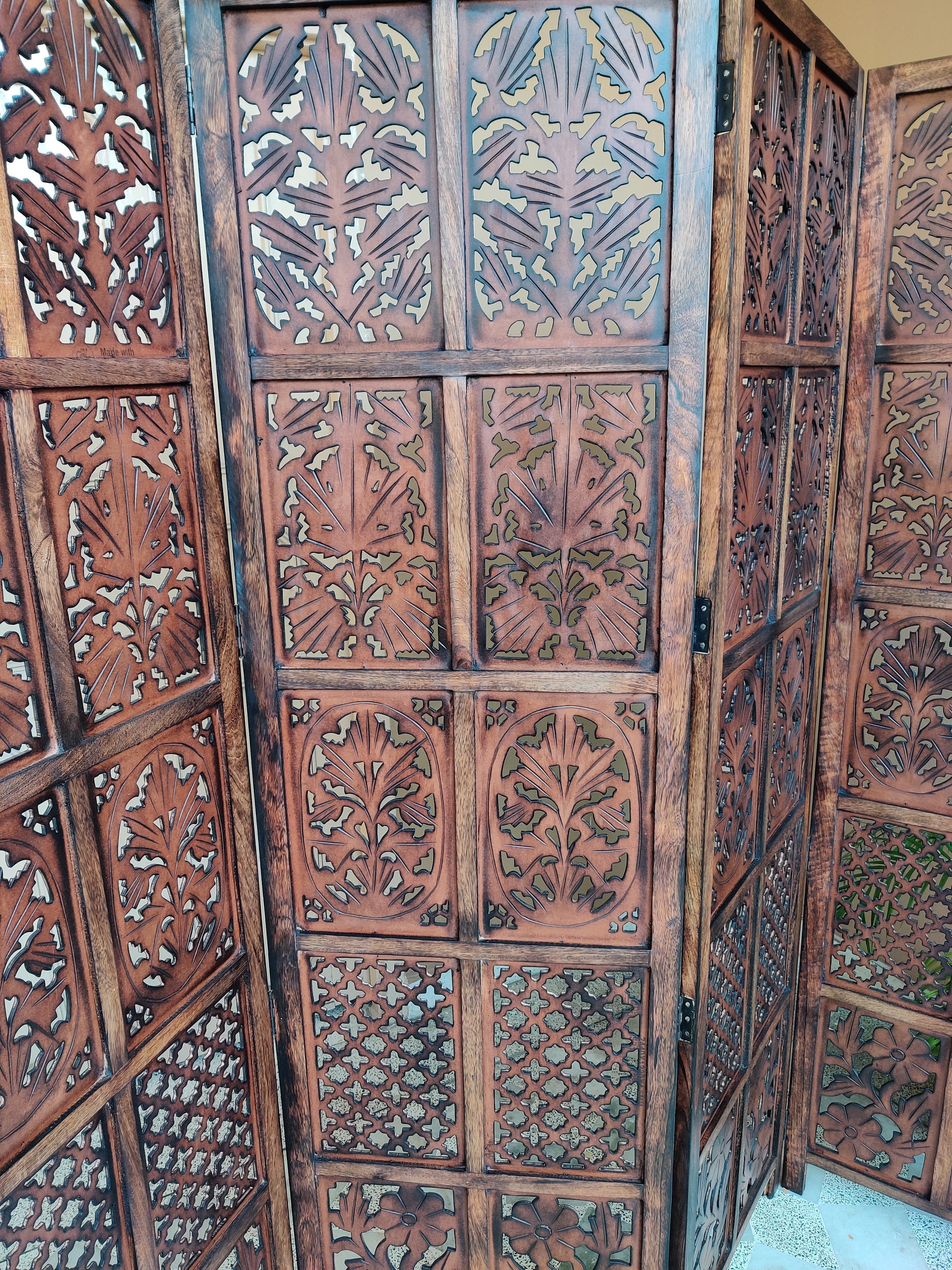 Grand paravent chinois à huit vantaux en bois exotique, laqué à la façon de Coromandel. Décor de
