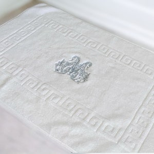 Personalized Greek Key Bath Mat – Custom Monogram Bathroom Rug – Classic Bath Decor Gift
