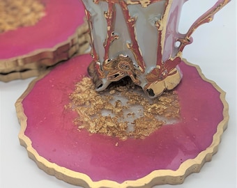 Zestaw podkładek z żywicy w kolorze magenta pink, geoda z płatkami złota 18K