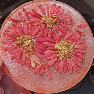 Daisy resin coaster, petals in round 6 inch resin coaster, flower resin coaster with gold center for flowers and orange pink background
