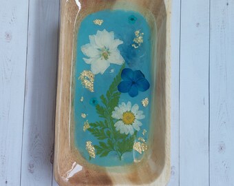 Plato decorativo de resina y madera de mango hecho a mano con flores prensadas
