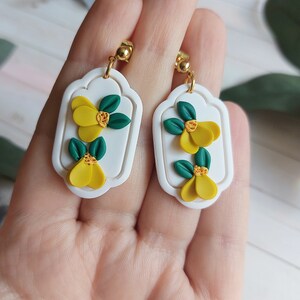 Gelbe Blume inspirierte Ton Ohrringe