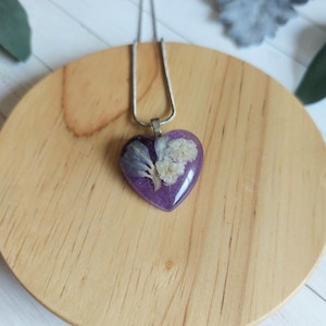 pendentif en résine/collier en résine/collier coeur/pendentif coeur/véritable collier de fleurs/cadeau pour elle/pendentif coeur en résine