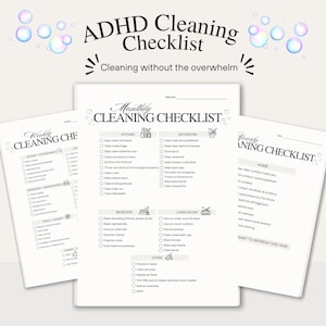 Op de afbeelding: Een set van drie witte papieren schoonmaakchecklists met zwarte tekst en iconen. De vellen zijn getiteld ADHD Cleaning Checklist, Monthly Cleaning Checklist, Weekly Cleaning Checklist en Yearly Cleaning Checklist, voorzien van bubbels.