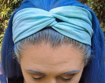 Knotted bamboo headband in sage green tie dye, boho elastic headband, festival wear, sustainable hair accessories