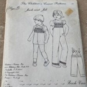 Könnte beinhalten: Vintage Schnittmuster mit dem Titel "Jack und Jill" mit Illustrationen von Kinderkleidung. Das Muster enthält ein Romper- und Latzhosen-Design. Das Muster ist auf gealtertem Papier mit Text und Maßen gedruckt.