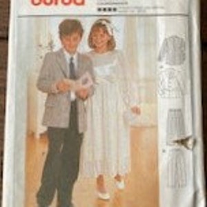 Puede incluir: Patrón de costura Burda número 2736 para un vestido blanco para niña y un traje gris para niño. El patrón incluye instrucciones para hacer ambas prendas.