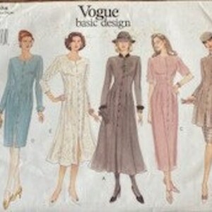 Peut inclure: Un patron de couture vintage Vogue Basic Design présentant cinq styles de robes différents. Le patron comprend une robe à manches longues avec un devant boutonné, une robe à manches courtes avec un devant boutonné, une robe à manches longues avec un col et un devant boutonné, une robe à manches courtes avec un devant boutonné et une robe avec un col et un devant boutonné. Le patron est pour les tailles 8-16.