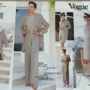 Puede incluir: Patrón de costura Vogue número 1478 para un vestido y una chaqueta. El patrón muestra cuatro vistas diferentes de la prenda en una tela beige claro.
