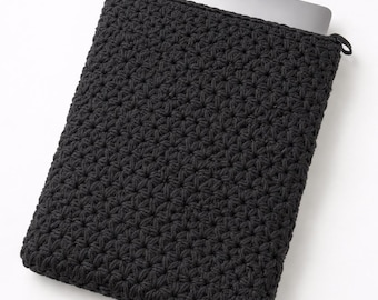 Handgemachte Laptop-Tasche mit Blumenmuster aus Baumwollgarn gehäkelt