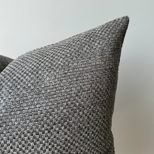 Copertura per cuscino in tessuto di canestro grigio blu e avorio, lombare decorativo di design ed Euro Sham, cuscino minimalista, cuscino da tiro strutturato accogliente