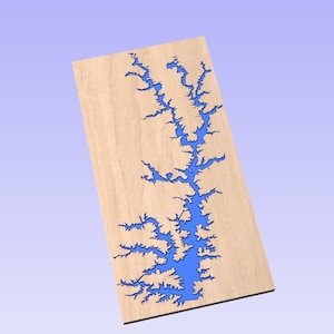 Puede incluir: Un recorte de madera de un lago con un relleno de agua azul. El lago tiene la forma de un árbol con muchas ramas.