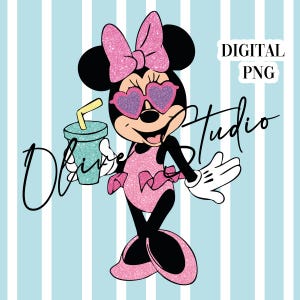 Puede incluir: Una ilustraci&oacute;n de dibujos animados de una Minnie Mouse rosa y negra con gafas de sol de coraz&oacute;n rosa y un traje de ba&ntilde;o rosa. Ella sostiene una bebida azul y verde con una pajita. El fondo es un patr&oacute;n de rayas azules y blancas. El texto "Digital PNG Studio" est&aacute; en la esquina superior derecha de la imagen.