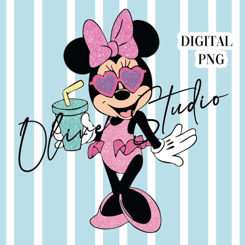Puede incluir: Una ilustraci&oacute;n de dibujos animados de una Minnie Mouse rosa y negra con gafas de sol de coraz&oacute;n rosa y un traje de ba&ntilde;o rosa. Ella sostiene una bebida azul y verde con una pajita. El fondo es un patr&oacute;n de rayas azules y blancas. El texto "Digital PNG Studio" est&aacute; en la esquina superior derecha de la imagen.