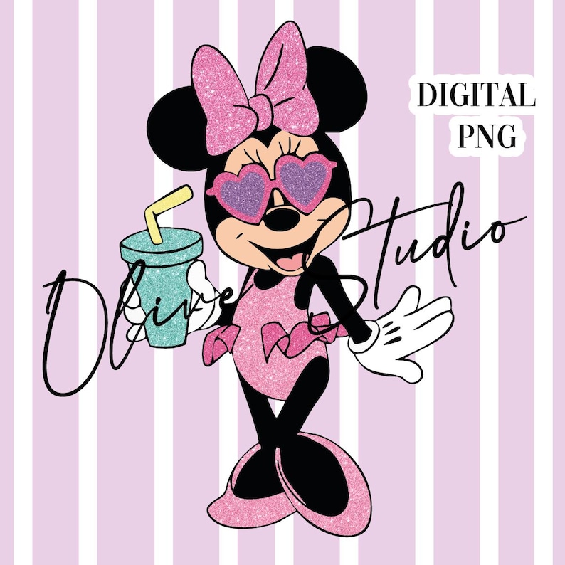 Puede incluir: Una ilustraci&oacute;n de dibujos animados de una Minnie Mouse rosa y negra con gafas de sol rosas y un traje de ba&ntilde;o rosa. Est&aacute; sosteniendo una bebida azul y verde con una pajita. El fondo es un patr&oacute;n de rayas rosas y blancas. El texto "DIGITAL PNG Studio" est&aacute; en la esquina superior derecha de la imagen.
