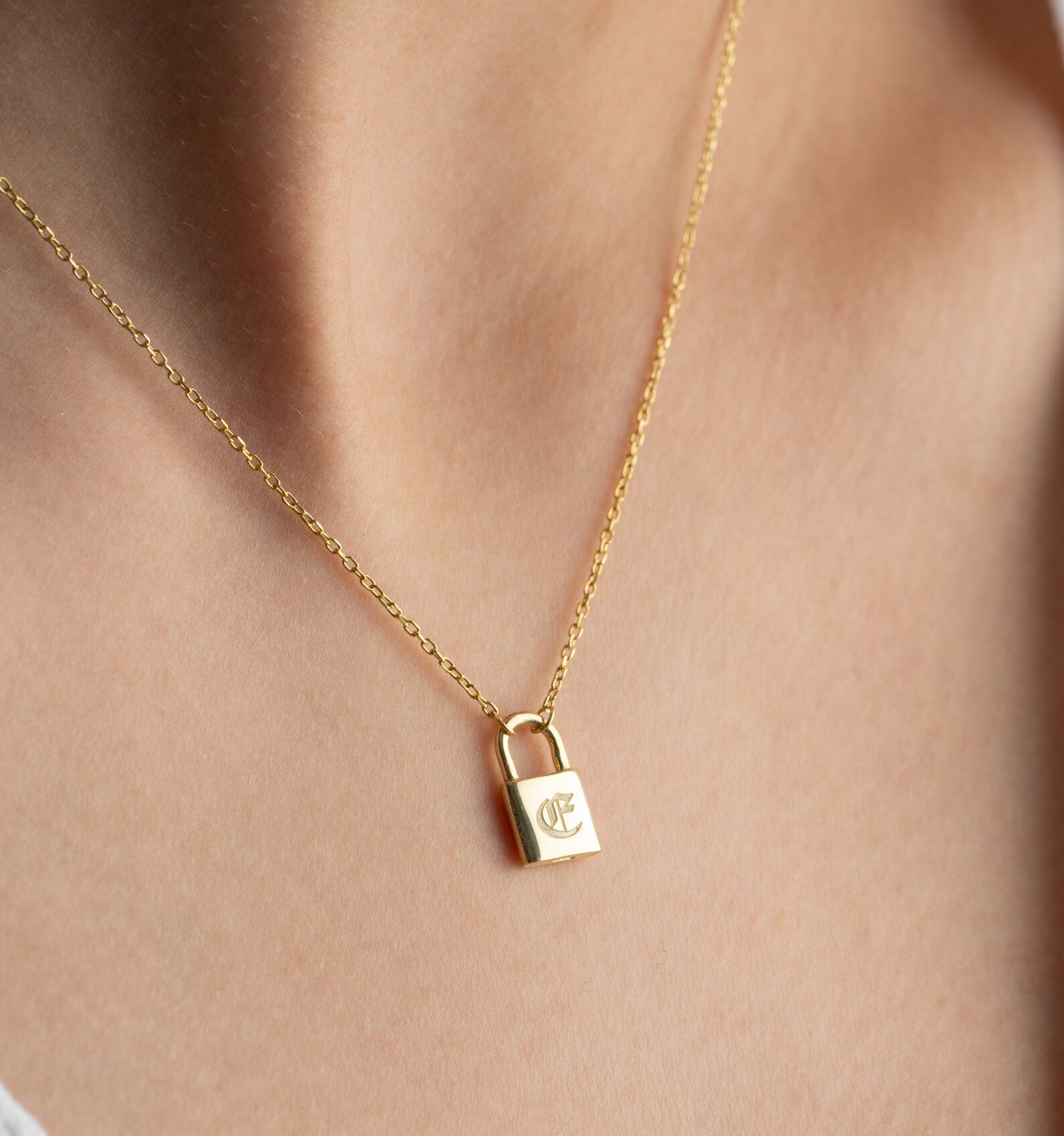 【GLOWNY】24HS★ LOCK INITIAL NECKLACE GLOWNY】24HS☆ LOCK INITIAL NECKLACE (GLOWNY/ネックレス