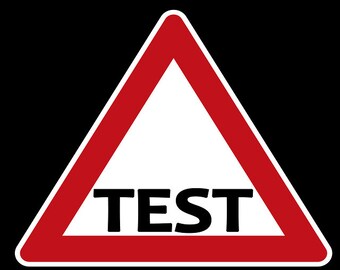 Può includere: Un segnale di avvertimento triangolare rosso e bianco con la parola "TEST" in lettere nere.