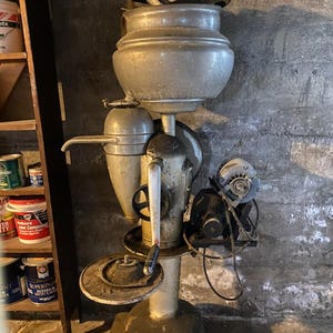 Separador de crema antiguo de la década de 1930 con 2 motores.