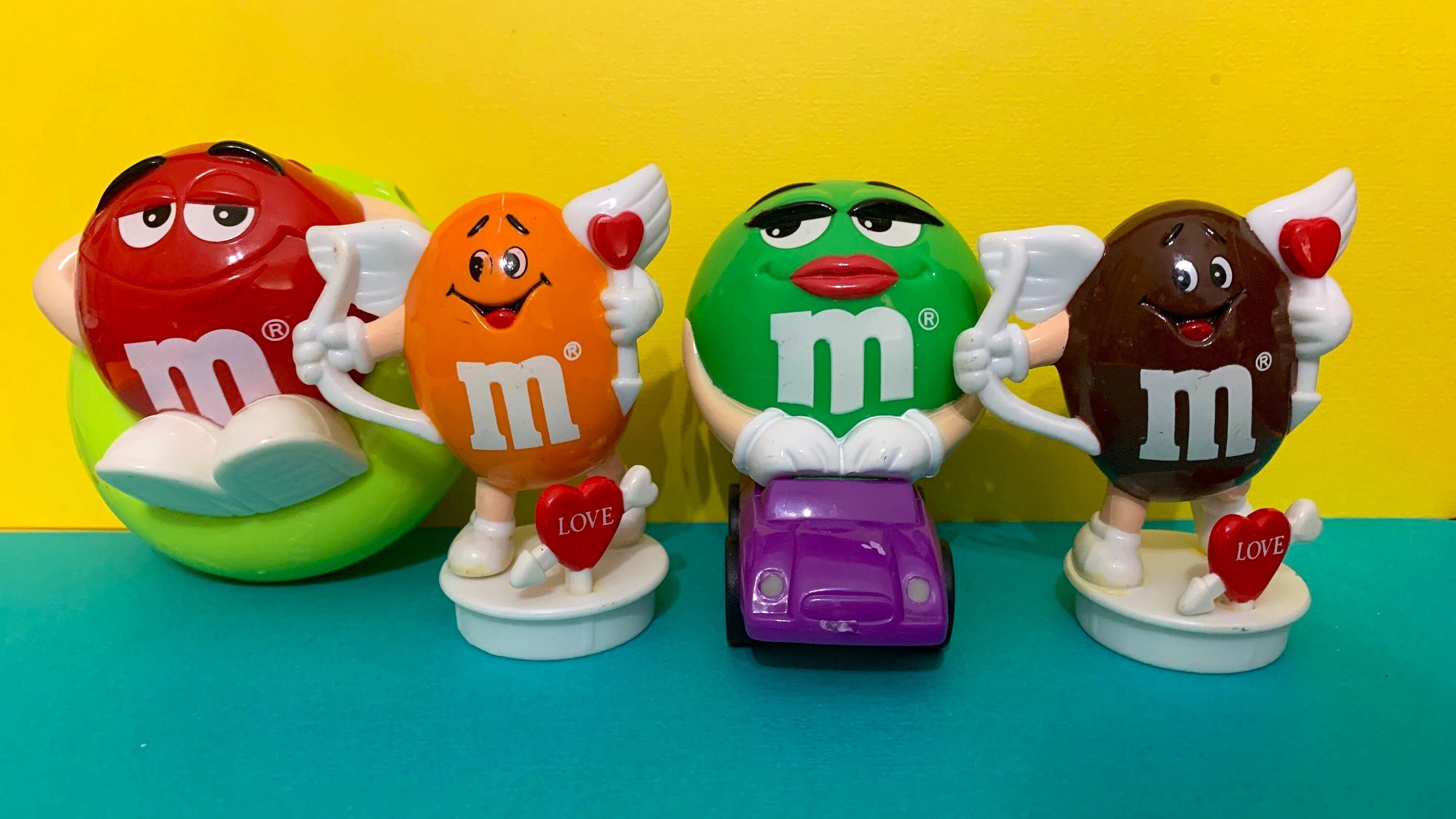 M & M CANDY DISPENSER FOR ALL CANDY LOVERS - Yellow (Fit MM Chocolate, Not  Peanut) 