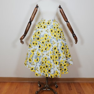 1950 年代の黄色のポピーの花、花柄の斬新なプリントのフルサークルスカート - 50 年代の真のヴィンテージ ファッション