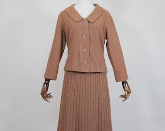 Ensemble cardigan boutonné trapèze en strass marron bouclé des années 1950 - VTG années 50, véritable mode vintage