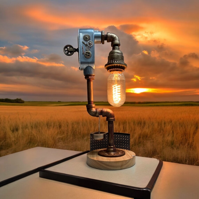 Lámpara de mesa steampunk hecha a mano: Decoración industrial con bombilla Edison