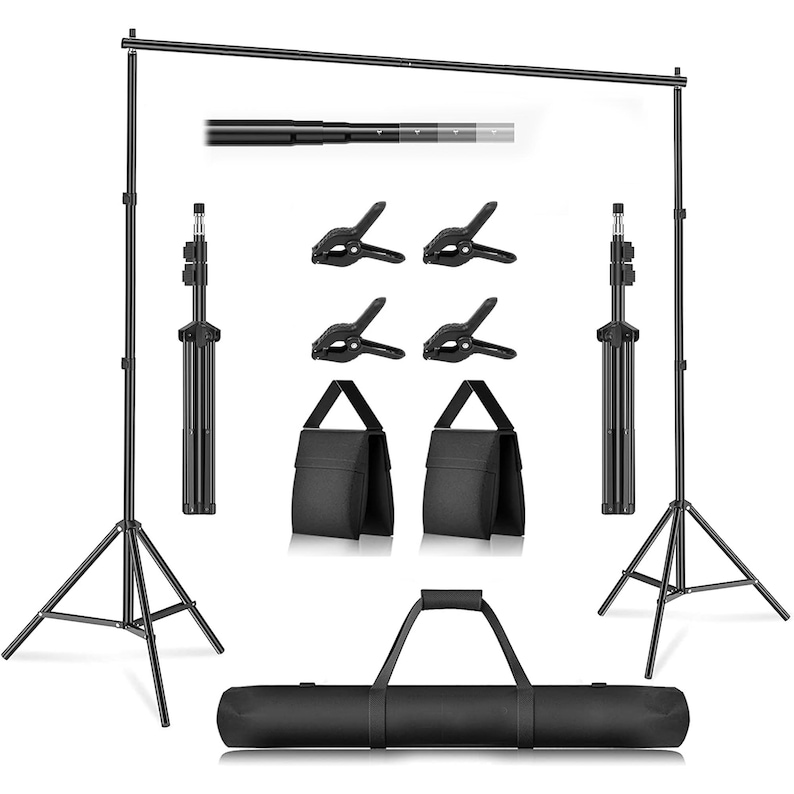 Puede incluir: Un soporte de fondo de fotograf&iacute;a negro con dos tr&iacute;podes ajustables, una barra transversal telesc&oacute;pica, cuatro abrazaderas negras, dos bolsas de transporte negras y una funda de transporte negra.